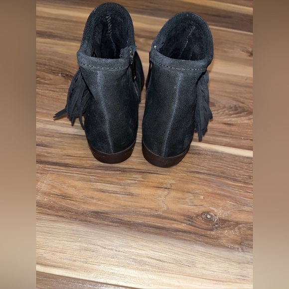 Minnetonka 1529 Black Fringe Suede Ankle Boot Low Heel Side Zip Women's 5.5 - Picture 4 of 6